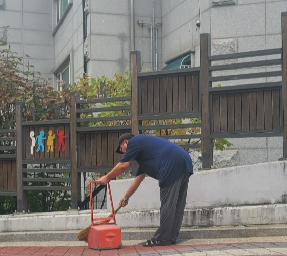 서울 중구 중림동 골목에서 ‘우리 동네 숨은 파수꾼’ 선용규씨가 청소를 하고 있다.   중구 제공