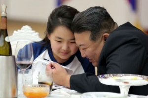 [포토] 위성발사 자축연회 참석한 북한 김정은과 딸 주애