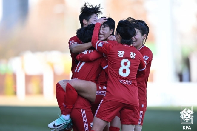 인천 현대제철 손화연이 25일 WK리그 챔피언결정 2차전에서 골을 넣은 뒤 동료들과 기뻐하고 있다. 대한축구협회 제공