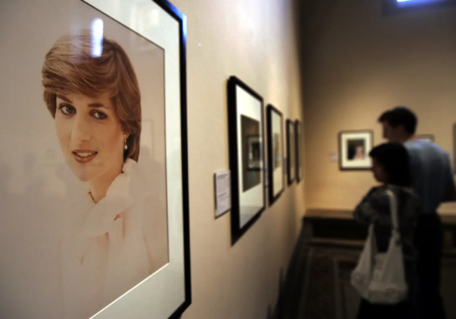 다이애나 왕세자비가 경매에 나온 블라우스를 입고 1981년 찍은 약혼 초상화 사진이 국립초상화미술관에 전시됐다. 런던 AP 연합뉴스