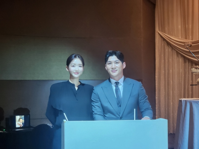 아내 김영은(왼쪽) 씨와 함께 LG 트윈스 팬 김남현 씨의 결혼식 사회를 보고 있는 오지환. LG 트윈스 제공