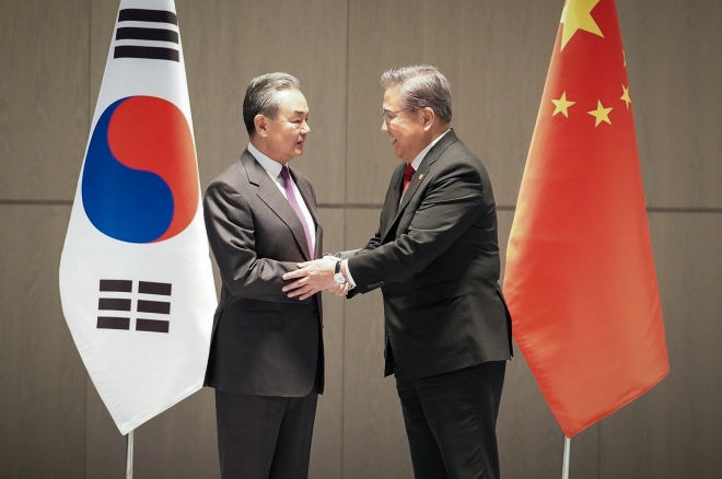 박진(오른쪽) 외교부 장관과 왕이 중국 외교부장이 26일 오전 부산의 한 호텔에서 회담을 갖기 위해 만나 인사를 나누고 있다. 외교부 제공