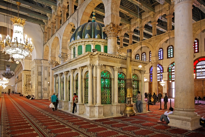 시리아의 수도 다마스쿠스 모스크에 있는 세례자 요한의 묘. 그리스도교와 이슬람교 모두 세례자 요한을 선지자로 칭송한다.  위키피디아 제공