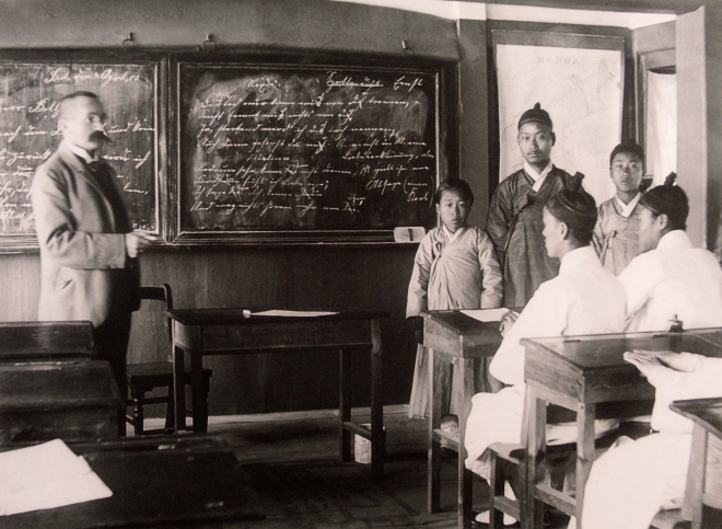 1903년 4월 6일 관립덕어학교에서 독일인 교사가 학생들을 가르치고 있다. 한스-알렉산더 크나이더 교수·문화재청 제공