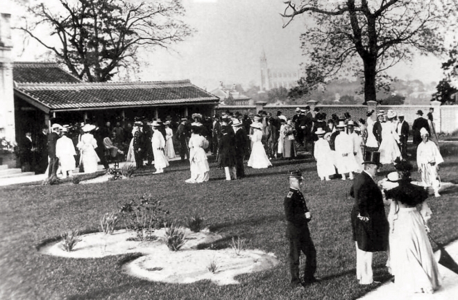 1904년 독일 순양함(SMS Geier)의 대한제국 입항을 기념해 콘라드 폰 잘데른(Conrad von Saldern) 공사가 독일 공사관 정원에서 주관한 파티 모습. 한스-알렉산더 크나이더 교수·문화재청 제공