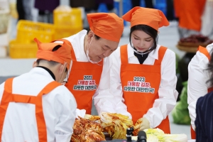 손수 김장담그는 윤석열 대통령 부부 [포토多이슈]