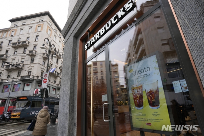 미국 글로벌 커피 체인점 스타벅스가 바티칸 인근 이탈리아 쇼핑 거리인 콜라 디 리엔조에 23일(현지시간) 새 지점을 열었다고 영어 월간지 원티드인로마 등 현지 매체들이 보도했다. 사진은 지난 2월 27일 이탈리아 밀라노에 있는 한 스타벅스 매장에 올레아토 커피 광고물이 붙어 있는 모습. 밀라노 AP 뉴시스