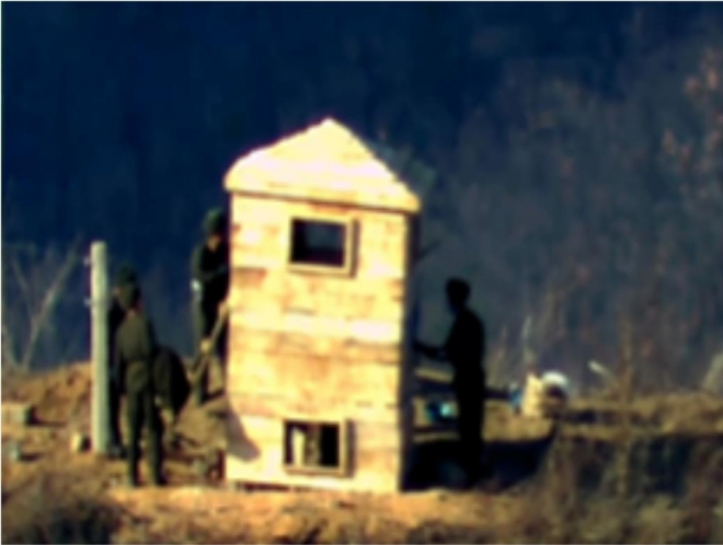 최전방 군사초소(GP)에 감시소 복원하는 북한군. 국방부 제공