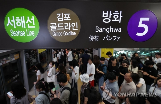 제1야당인 더불어민주당은 지난 23일 ‘지하철 5호선 경기 김포 연장 사업’의 예비타당성 조사를 면제하는 법안을 단독 의결했다. 그러자 국민의힘은 비수도권 도로 개선 사업도 예타를 건너뛰자고 맞섰다. 연합뉴스