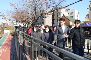 도봉, 우이천 제방길 정비 공사 완료… 주민과 현장 점검