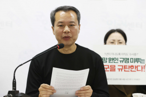 “軍 집단 괴롭힘으로 숨진 아들, 1년째 차디찬 냉동고에 있습니다”