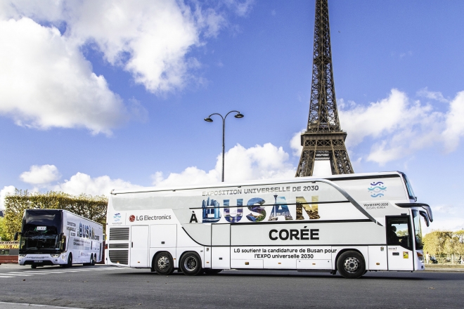 LG전자가 오는 28일(현지시간) 제173회 국제박람회기구(BIE) 총회가 열리는 프랑스 파리에서 부산세계박람회 유치 홍보 래핑(Wrapping) 버스를 운영하며 부산 엑스포 유치를 응원한다고 26일 밝혔다. 사진은 LG가 운영하는 부산 엑스포 유치 홍보 버스가 프랑스 파리의 주요 명소들을 순회하는 모습. 2023.11.26 LG전자 제공