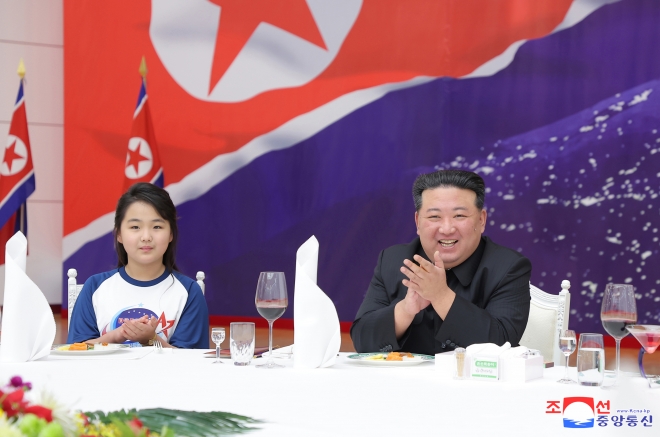 북한 정부는 지난 23일 저녁 목란관에서 정찰위성 ‘만리경-1호’ 발사 성공을 기념해 연회를 열었다고 조선중앙통신이 24일 보도했다. 2023.11.24 조선중앙통신