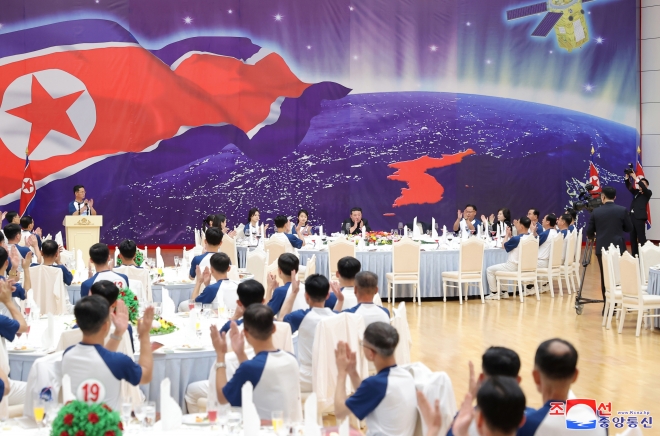 북한 김정은, 딸 주애와 ‘정찰위성 발사 성공’ 경축 연회 참석