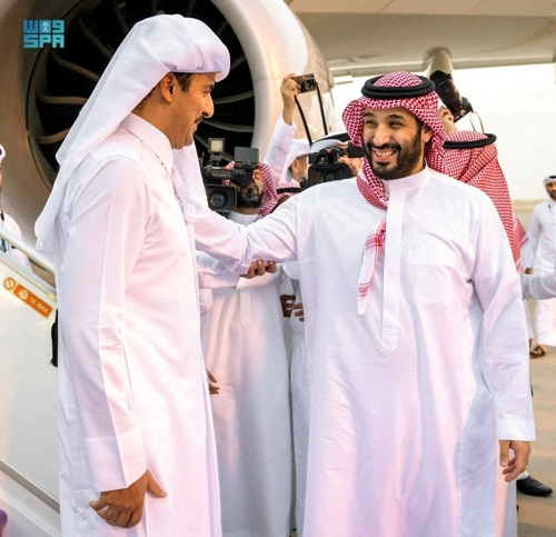 사우디의 실세인 무함마드 빈 살만 왕세자(오른쪽)가 지난 10일 타밈 빈 하마드 알 타니 카타르 국왕을 영접하고 있다. 리야드 로이터 연합뉴스