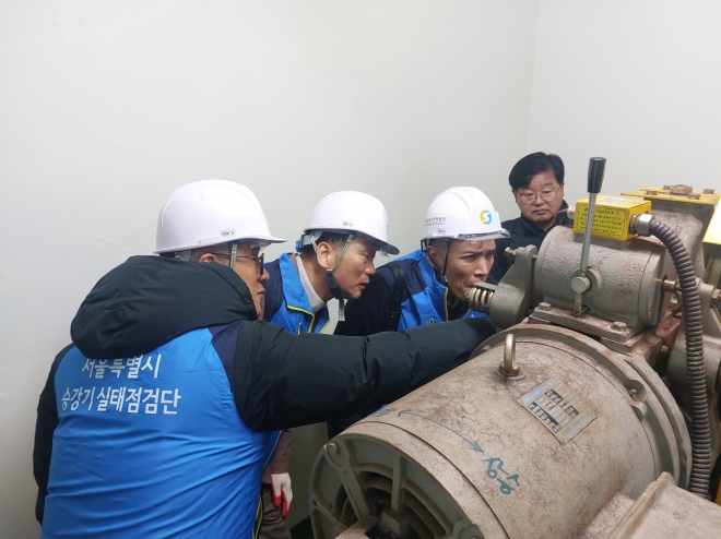 성북구 장위동 참누리아파트 승강기 점검에 나선 김태수 의원(왼쪽 두 번째)