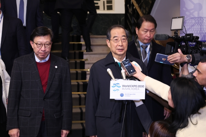 한덕수 국무총리가 28일 오후(현지시간) 프랑스 파리 외곽 팔레 데 콩그레에서 열린 제173차 국제박람회기구(BIE) 총회에서 2030년 세계박람회 개최지 선정 투표결과 부산이 탈락한 뒤 기자회견을 하고 있다. 왼쪽부터 박형준 부산시장, 한 총리, 최태원 대한상의 회장. 2023.11.29