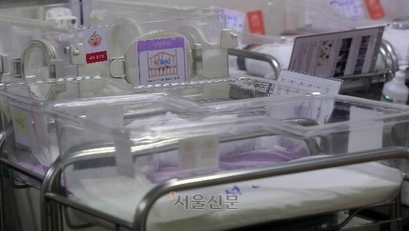 3일 경기 수원시 한 여성병원 신생아실의 요람이 비어 있다. 2023.3.3 홍윤기 기자