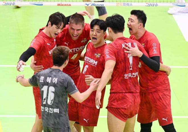 28일 삼성화재와의 경기에서 득점 뒤 기뻐하는 한국전력 선수들. KOVO제공