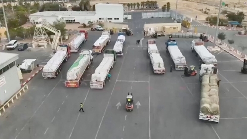 가자지구 내 인도적 지원을 위한 물자를 실은 트럭들이 28일(현지시간) 이집트-이스라엘 국경에서 가자지구를 향해 출발하고 있다. 로이터 연합뉴스