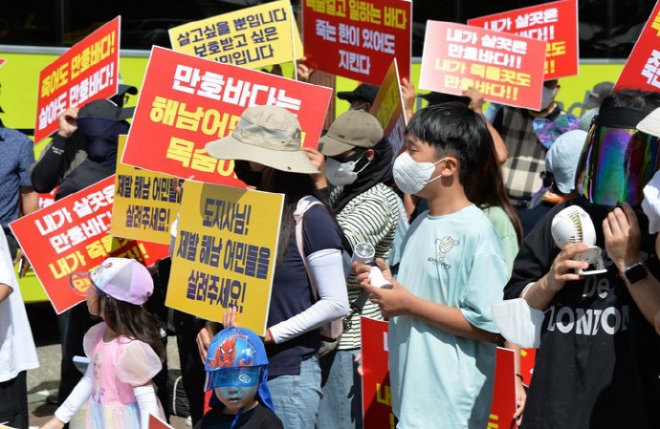 전국 최대 김 양식어장인 만호(마로)해역의 어업권 상실위기에 놓인 전남 해남군 어란마을 아이들이 부모와 함께 지난 9월 진도군체육관 앞에서 피켓시위를 하고 있다. 해남 뉴시스 전국 최대 김 양식어장인 만호(마로)해역의 어업권 상실위기에 놓인 전남 해남군 어란마을 아이들이 부모와 함께 지난 9월 진도군체육관 앞에서 피켓시위를 하고 있다. 해남 뉴시스