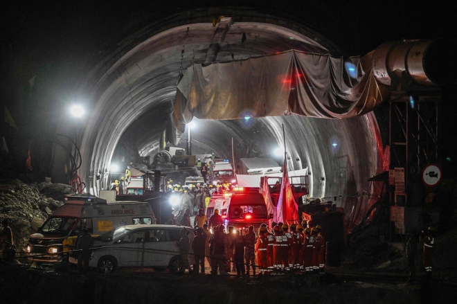 인도 터널 붕괴 16일 만에 인부 41명 전원 구조