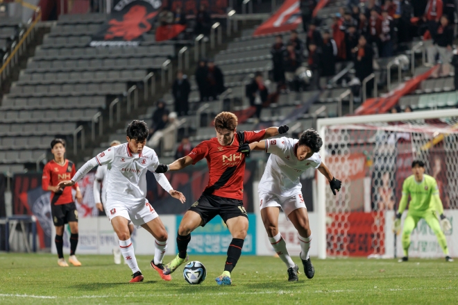 프로축구 경남FC의 설현진(가운데)이 29일 창원축구센터에서 열린 K리그2 준플레이오프에서 부천FC의 박형진(왼쪽), 이용혁과 공 다툼을 벌이고 있다. 정규리그 5위 부천과 득점 없이 비긴 4위 경남이 플레이오프에 진출했다. 한국프로축구연맹 제공