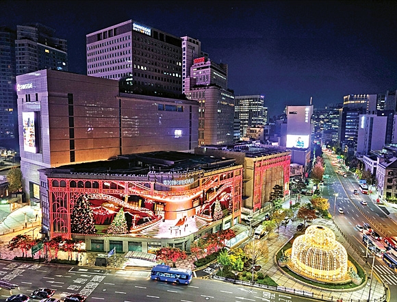 크리스마스를 앞두고 서울 중구 신세계백화점 본점에 ‘미디어 파사드’가 점등했다. 오른쪽 분수대는 금빛 조명으로 반짝인다. 신세계백화점 제공