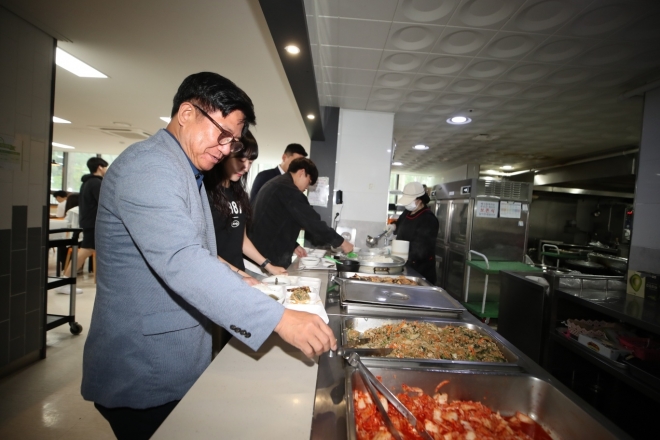김경학 도의회의장이 지난 6월 14일 제주대학교를 방문해 대학생들과 ‘천원의 아침밥’ 을 함께 하고 있다. 제주도의회 제공