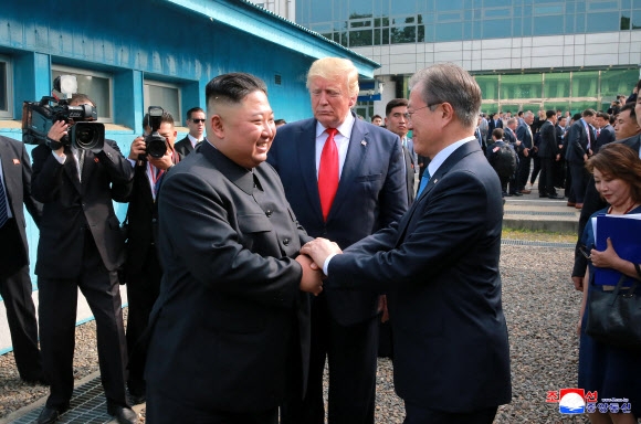 남북한 ‘악수’…트럼프 ‘주시’