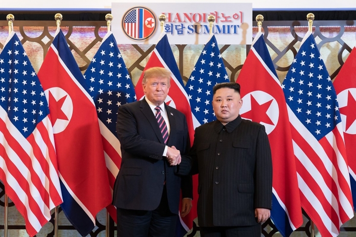 도널드 트럼프(왼쪽) 전 미국 대통령과 김정은 북한 국무위원장이 2019년 2월 27일 베트남 하노이 메트로폴 호텔에서 만나 악수하고 있다. 서울신문 DB