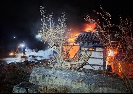 칠장사 요사채가 불에 타고 있는 모습. 경기도소방재난본부 제공