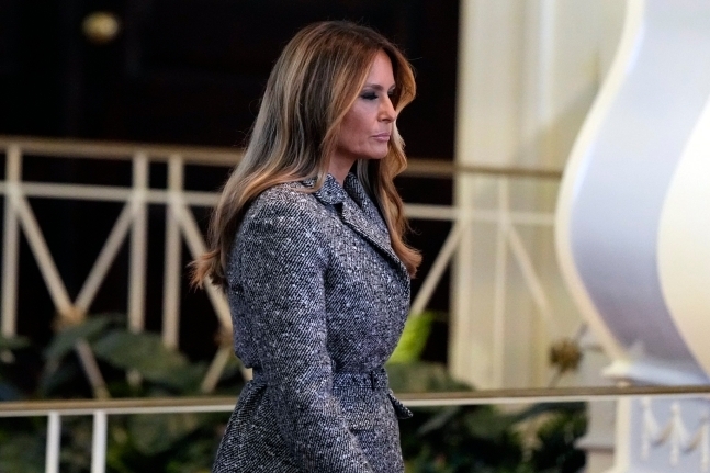 미국의 전·현직 퍼스트레이디 5명이 지미 카터 전 미국 대통령의 부인 로절린 여사의 장례식에 참석했다. 멜라니아 여사(오른쪽)는 남편의 재임 시절부터 즐겨 입던 브랜드인 디올의 회색 코트를 택해 유독 눈에 띄었다.  AP 연합뉴스