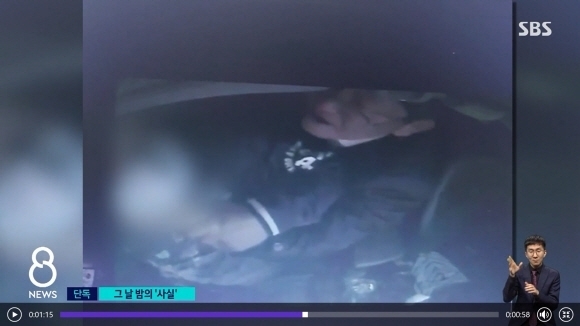 이용구(오른쪽) 법무부 차관이 지난해 11월 6일 밤 술에 취해 운전석에 앉은 택시 기사의 멱살을 잡는 장면이 녹화된 택시 블랙박스 영상. SBS 뉴스 캡처