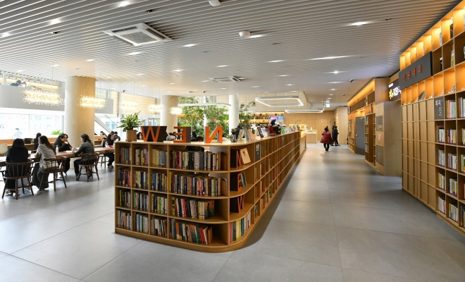 북카페처럼 꾸민 서울 노원구청  로비. 노원구 제공