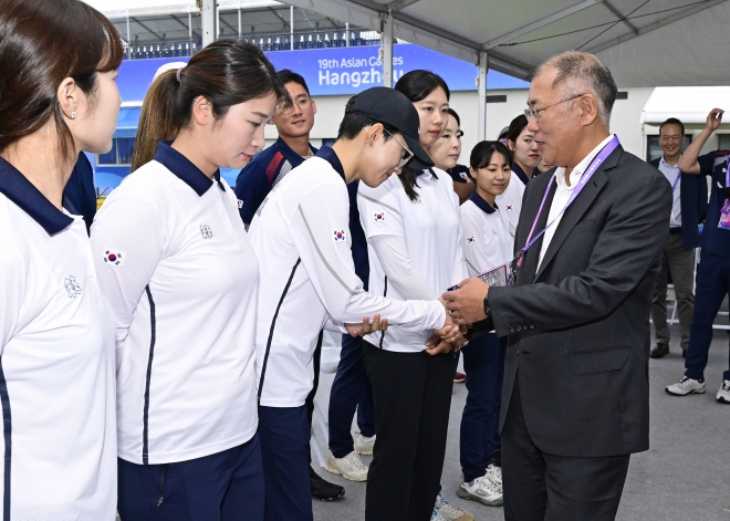 정의선(오른쪽) 현대차그룹 회장이 지난 10월 열린 2022 항저우 아시안게임에서 경기를 마친 양궁 국가대표 선수들과 일일이 악수를 나누며 격려하고 있다. 현대차그룹 제공