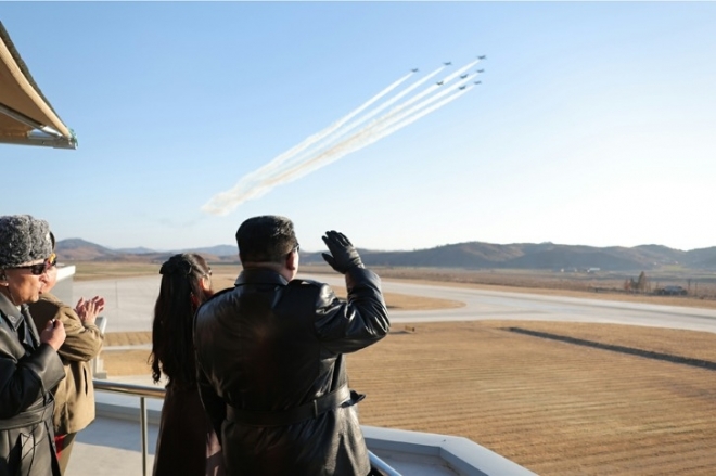 북한 김정은, 딸 주애와 나란히 공군 시위비행 참관