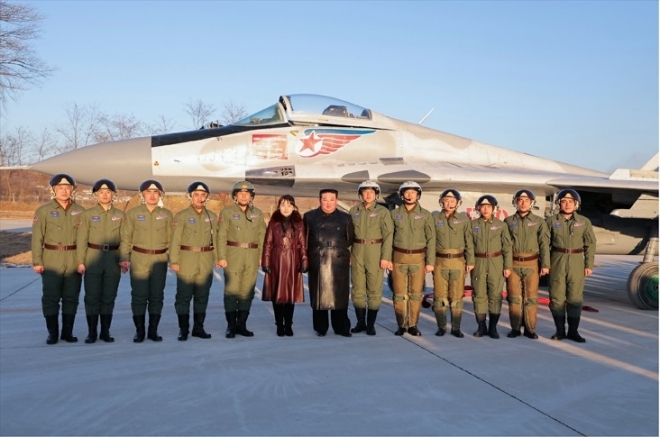 북한 김정은, 제1공군사단 비행사들과 기념사진
