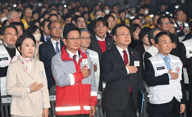 1일 서울 서초구 서초종합체육관에서 열린 대한적십자사 ‘2024 따뜻하고 안전한 대한민국’ 선포식에서 조규홍(왼쪽 세번째) 보건복지부 장관과 김철수(네번째) 대한적십자사 회장, 김상열(두번째) 회장자문위원장 등 참석 인사들이 국기에 대한 경례를 하고 있다.  박지환기자