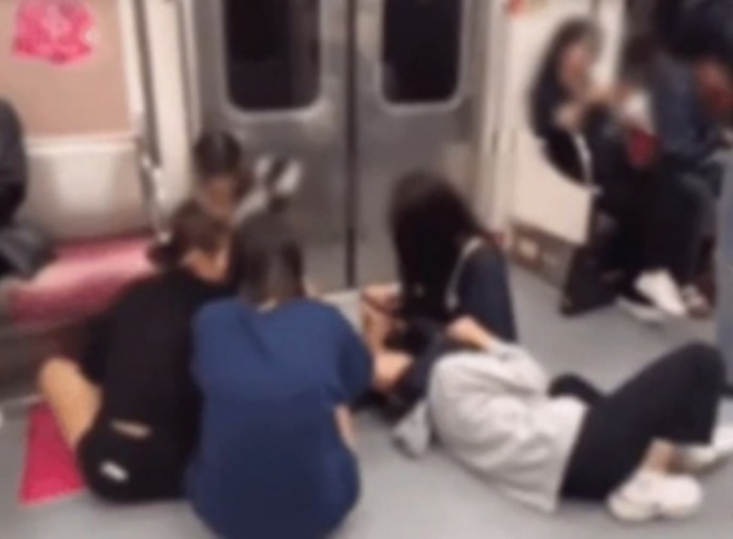 5호선 지하철에서 바닥에 앉아 화장하는 여중생들. SNS 캡처