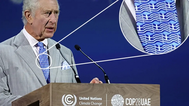 찰스 3세 영국 국왕이 COP 28 기조연설을 하는데 넥타이에 그리스 국기 문양이 들어가 있다.