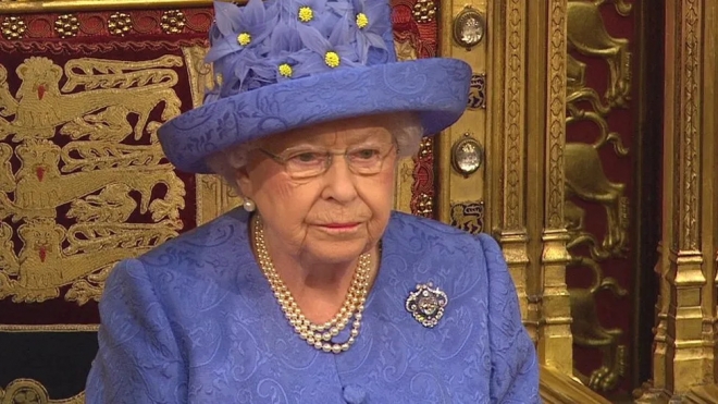 세상을 떠난 엘리자베스 2세 영국 여왕이 2017년 의회 개원식에 참석했을 때 모자가 유럽연합(EU) 깃발을 연상케 한다고 사람들이 수군대곤 했다.