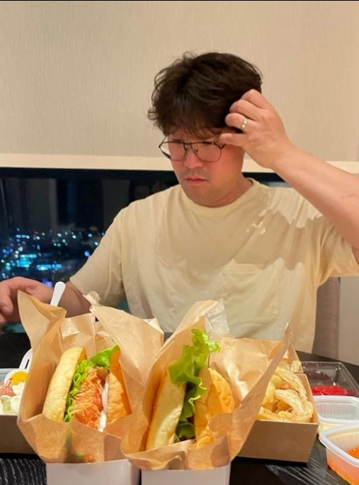한우 180g 패티로 만든 친밀 한우버거를 살펴보는 오세득 셰프