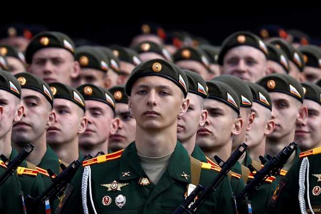 2021년 5월 7일 러시아 수도 모스크바 붉은광장에서 제2차 세계대전 승전을 기념하는 전승절 퍼레이드가 열린 가운데, 러시아 군인들이 도열해 있다. 로이터 연합뉴스 자료사진
