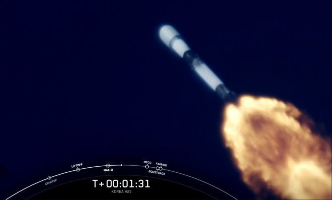 우리 군의 정찰위성 1호기를 탑재한 미국 우주기업 스페이스Ⅹ의 발사체 ‘팰컨9’은 한국시간 2일 오전 3시 19분(현지시간 1일 오전 10시 19분) 캘리포니아 소재 밴덴버그 기지에서 발사됐다. 2023.12.1 스페이스 X