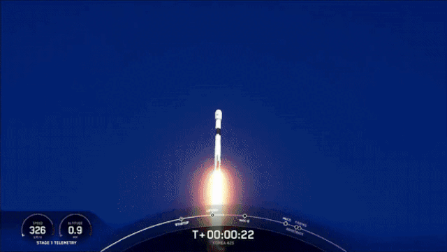 우리 군의 정찰위성 1호기를 탑재한 미국 우주기업 스페이스Ⅹ의 발사체 ‘팰컨9’은 한국시간 2일 오전 3시 19분(현지시간 1일 오전 10시 19분) 캘리포니아 소재 밴덴버그 기지에서 발사됐다. 2023.12.1 스페이스 X
