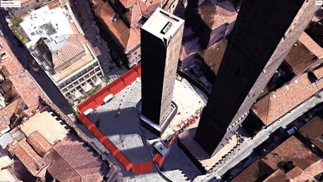 왼쪽이 이탈리아 볼로냐의 명물 쌍둥이 탑 중 가리센다 탑이며, 붉은 선이 5m 높이의 장벽이 세워질 곳이다. 오른쪽은 아시넬리 탑.