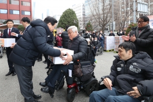 장애인가정에 김장김치 선물…여의도순복음교회 ‘사랑의 김장 나누기’