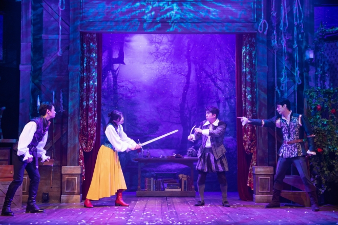 ‘인사이드 윌리엄’에 등장하는 줄리엣은 칼을, 햄릿은 펜을 좋아하는 등 기존 셰익스피어 작품을 비틀었다. 연극열전 제공