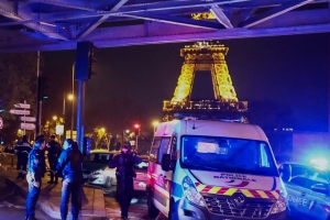 에펠탑 인근서 관광객 피습 사망… 용의자 “알라후 아크바…